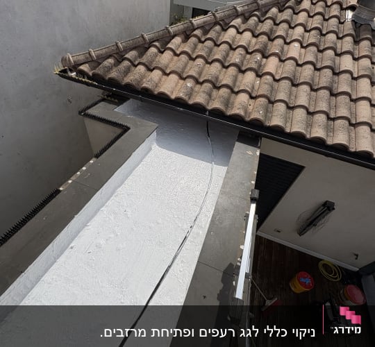גג רעפים חום עם צינור אוורור